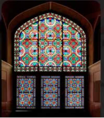 الصورة (16): الزجاج الملوّن.