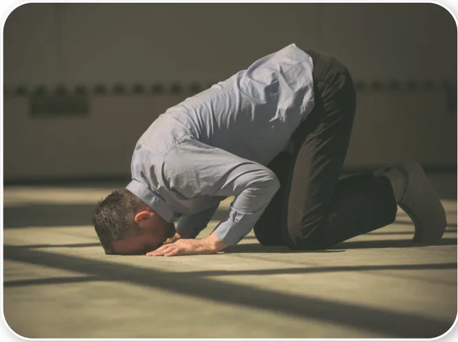 صورة لرجل ساجد لله تعالى شكرًا