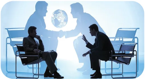 صورة لشخصين يتحاوران جالسَين (الحوار والإقناع)