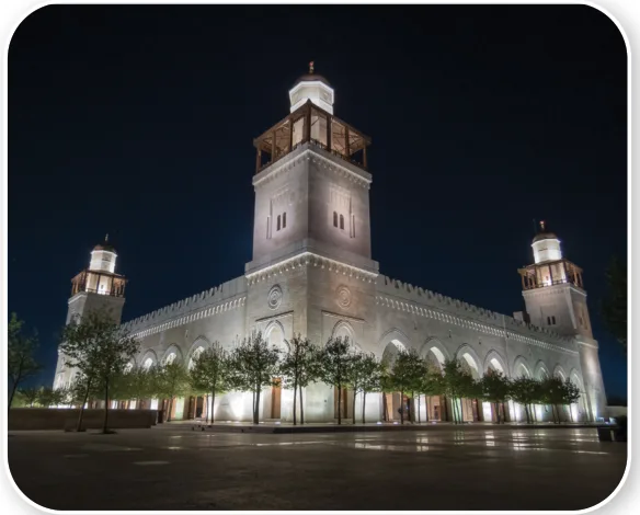 صورة لمسجد في الليل