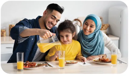صورة لأسرة تتناول الطعام معًا
