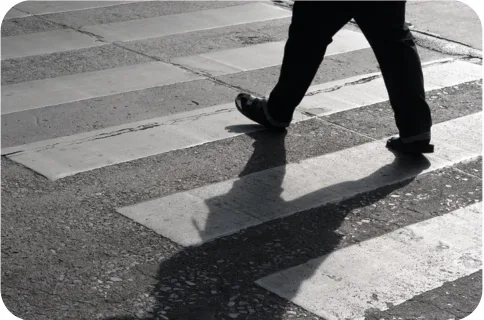 صورة لشخص يعبر ممر المشاة في الطريق
