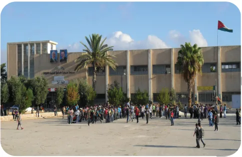 صورة لساحة مؤسسة تعليمية وطلاب