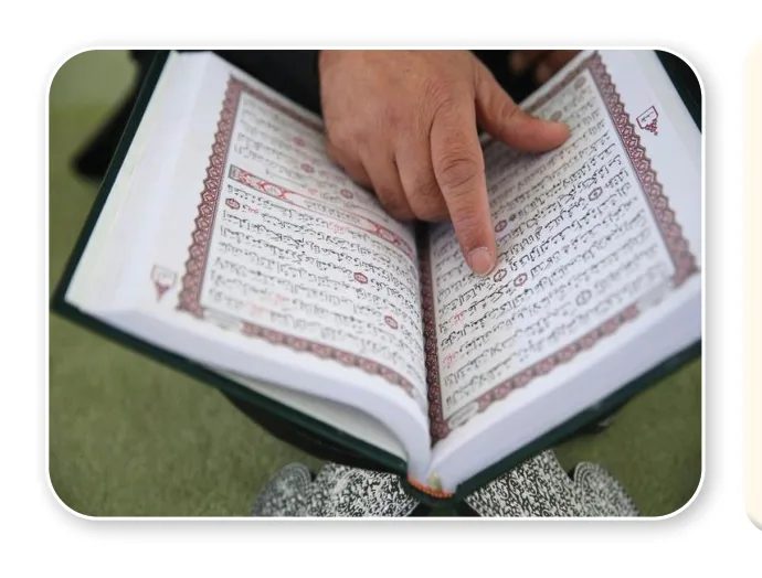 صورة ليد تقلب صفحات القرآن الكريم