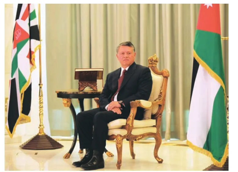 الشكل (٥-١): جلالة الملك عبد الله الثاني في قاعة العرش في قصر رغدان العامر.