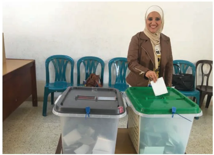 الشكل (٥-٨): امرأة تمارس حقها بالانتخاب.