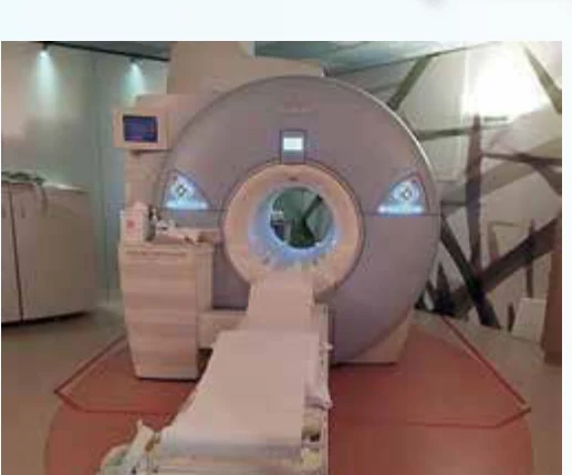جهاز التصوير بالرنين المغناطيسيّ (MRI).