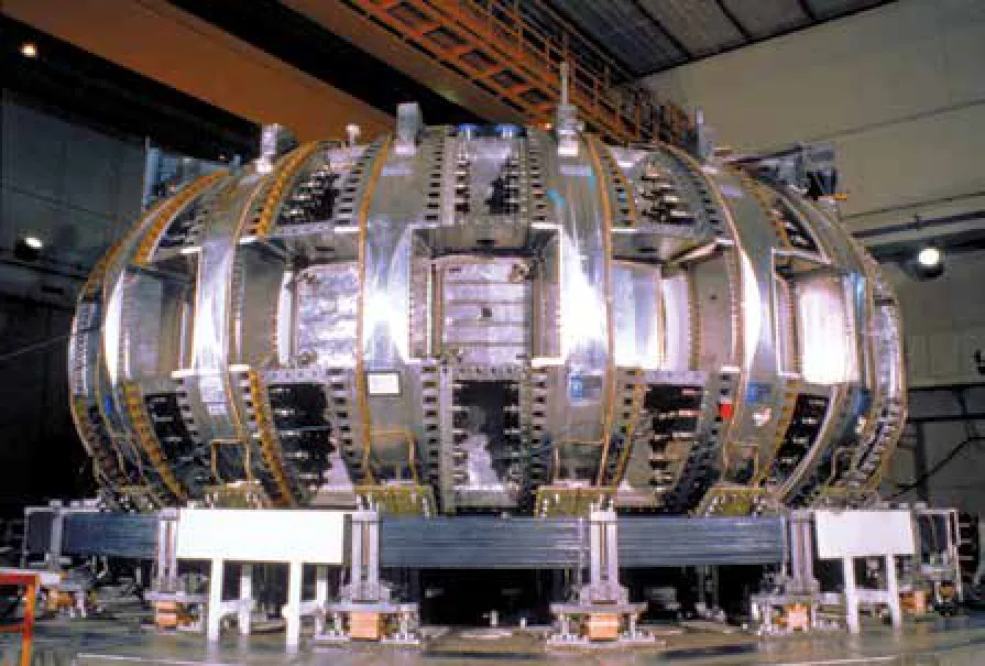 مفاعل اندماج نوويّ من نوع توكاماك (tokamak).