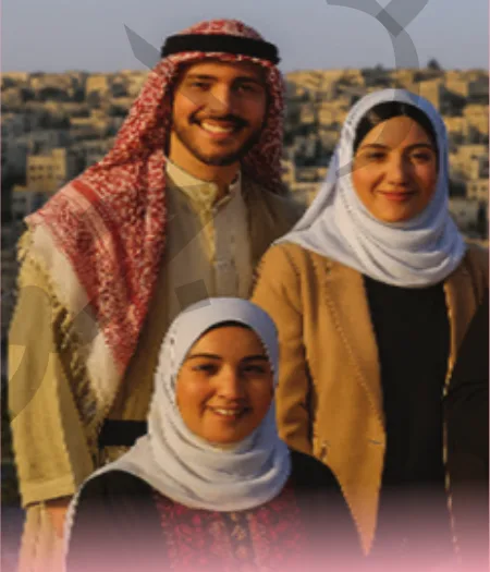 صورة لأشخاص يرتدون ملابس تقليدية