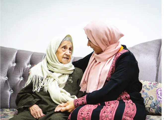صورة لمسنة تتحدث مع شابة